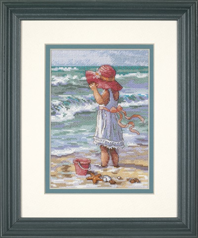 Gold Petite: Counted Cross Stitch: Girl at the Beach - D65078